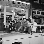126482 Afbeelding van een groepje wachtende jongeren voor de ingang van de handel in electrische apparaten Radio Mulder ...